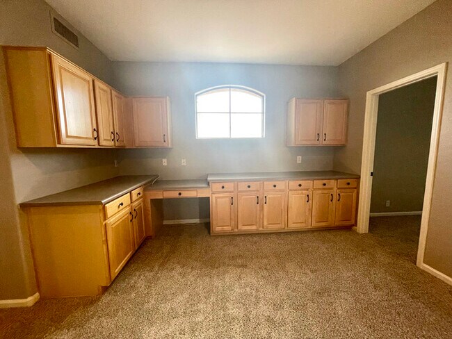 Building Photo - 1608 W Amberwood Dr