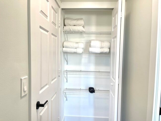 Building Photo - 616 Clearwater Park Rd