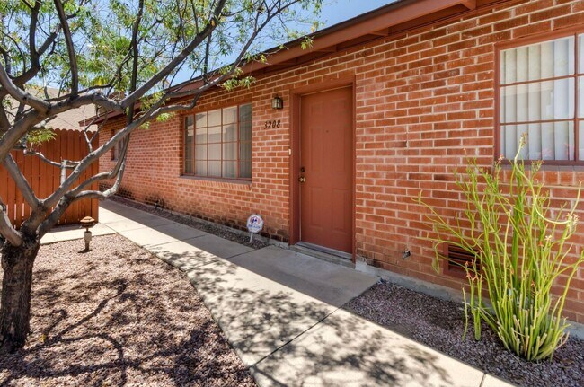 Primary Photo - Charming Townhome near UA