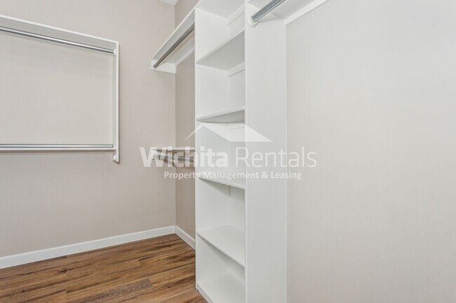 Building Photo - 5032-5032 S Sycamore St