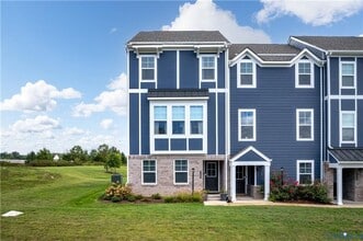 Building Photo - Like new 3 level townhome with garage convenient to Hancock Village