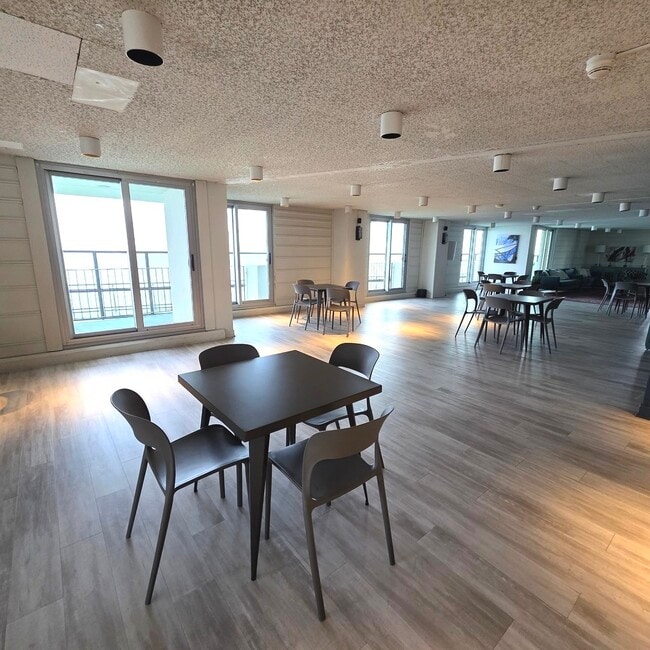 Building Photo - 6033 N Sheridan Rd