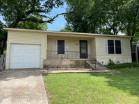 Building Photo - **AVAILABLE NOW** Charming 2 Bedroom 1 Bath Home in White Settlement