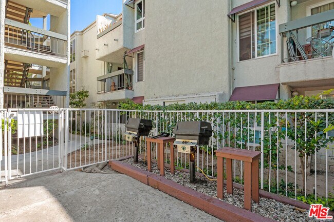 Building Photo - 4900 Overland Ave