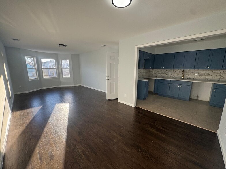 Building Photo - 1057 Bond St