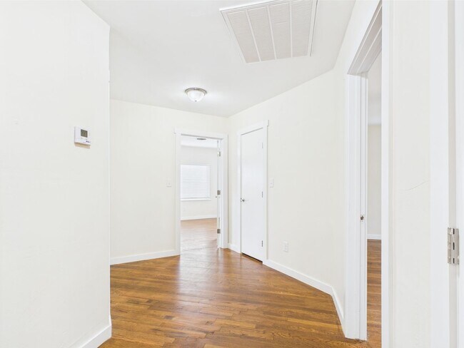 Building Photo - Charming 3-Bedroom Retreat with 2 Full Baths in the Heart of Fredericksburg!