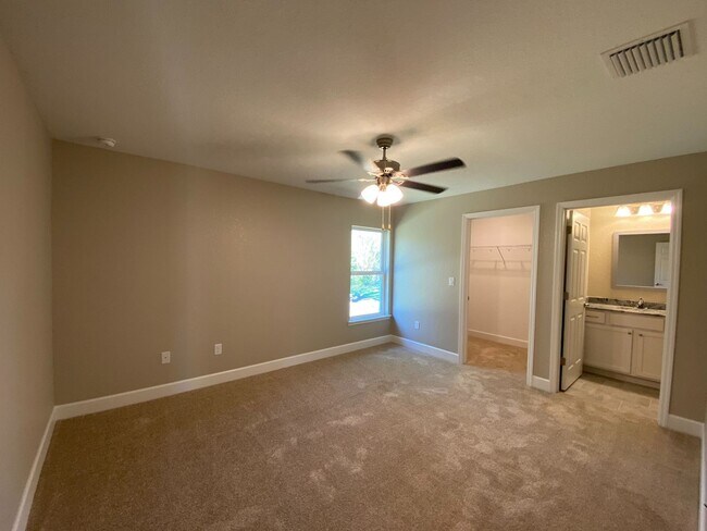 Building Photo - Desirable SW Ocala Neighborhood 3/2/2 **Won't Last**