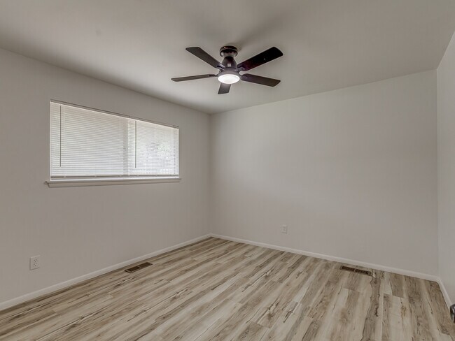 Building Photo - 1700 N Alexander Ln