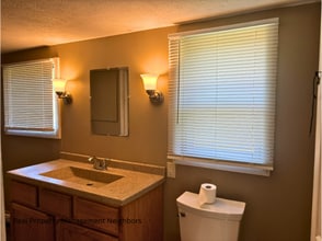 Building Photo - Large and Sunny 3 Bed 1 Bath Home Availabl...