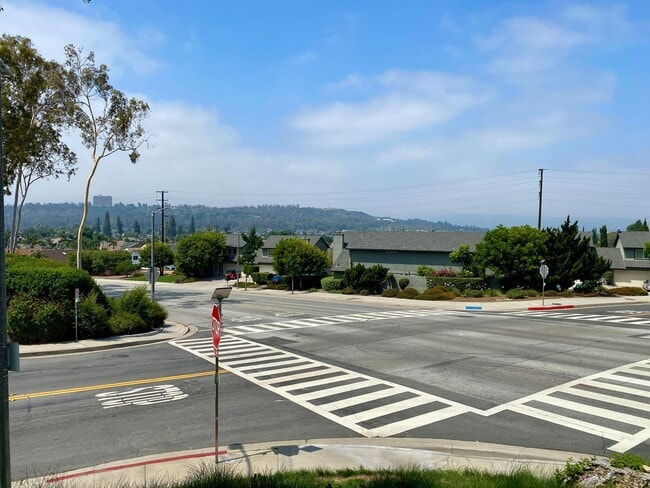 Building Photo - 2 Bed, 1 Bath Condo with a view of the hills!