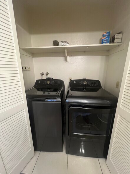 Building Photo - 8739 Pine Crest Pl