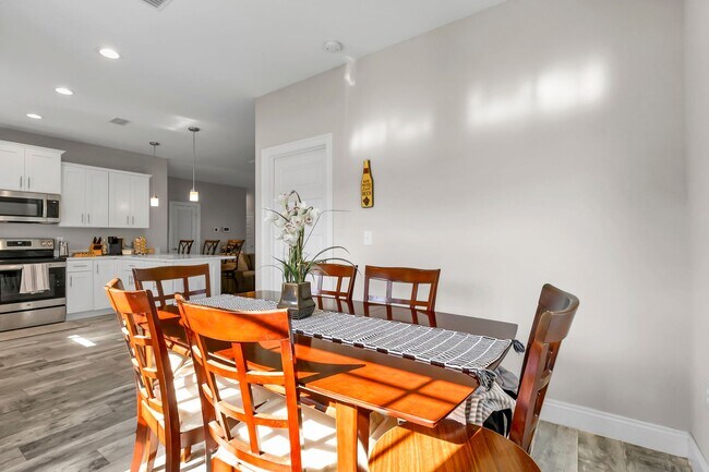 Building Photo - Solar Panel Home in East Navarre!