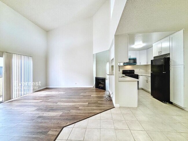 Building Photo - Lovely 2-Bed, 2-Bath Condo with Great Loca...