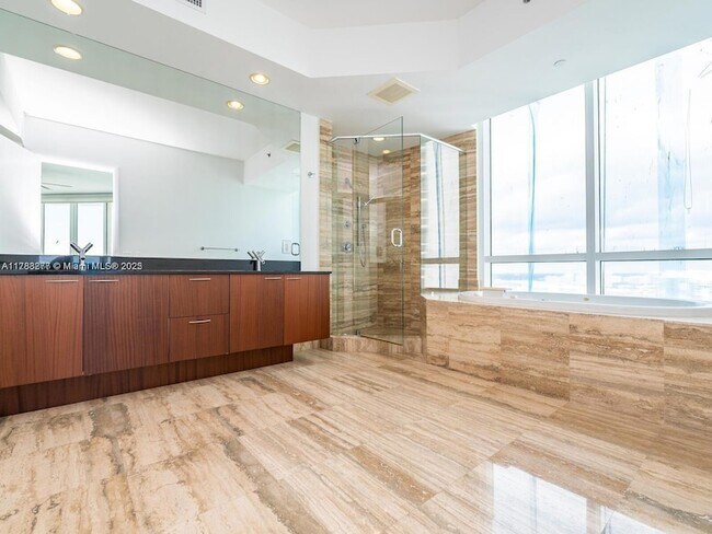 Building Photo - 15901 Collins Ave