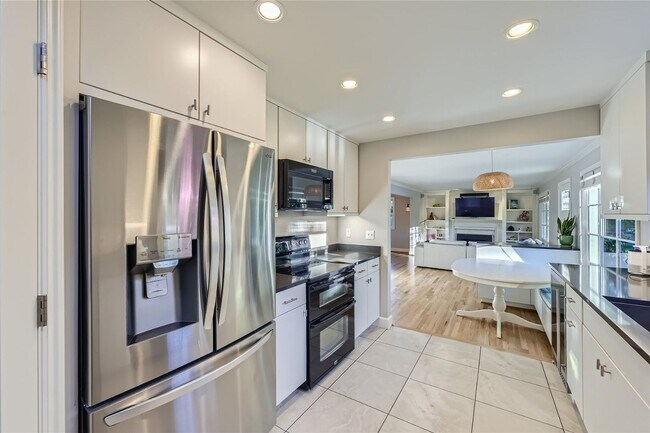 Building Photo - Introducing a spacious 4 bedroom, 2.5 bathroom house located in Bryan Heights!