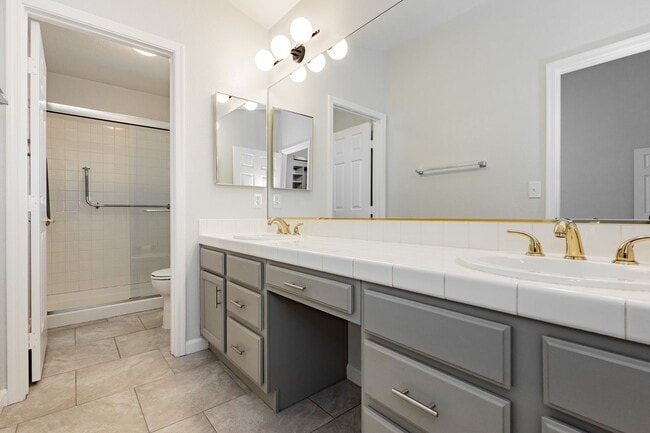 Building Photo - Peccole Ranch 3 Bed 2 Bath Gated Ascot Park Beauty