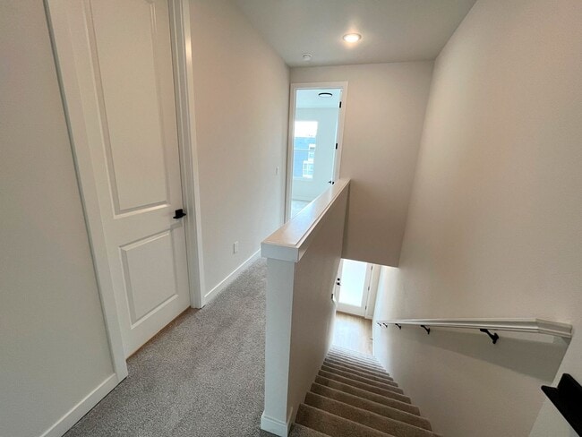 Building Photo - Gorgeous Townhome-Style Unit with Laundry, A/C, Private Patio