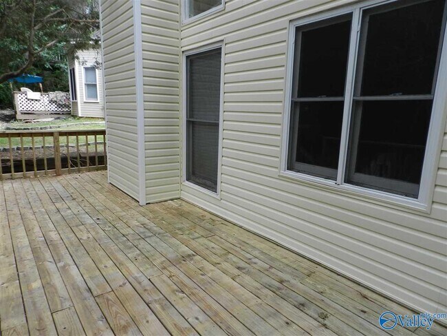 Building Photo - 523 Farmingdale Rd SE