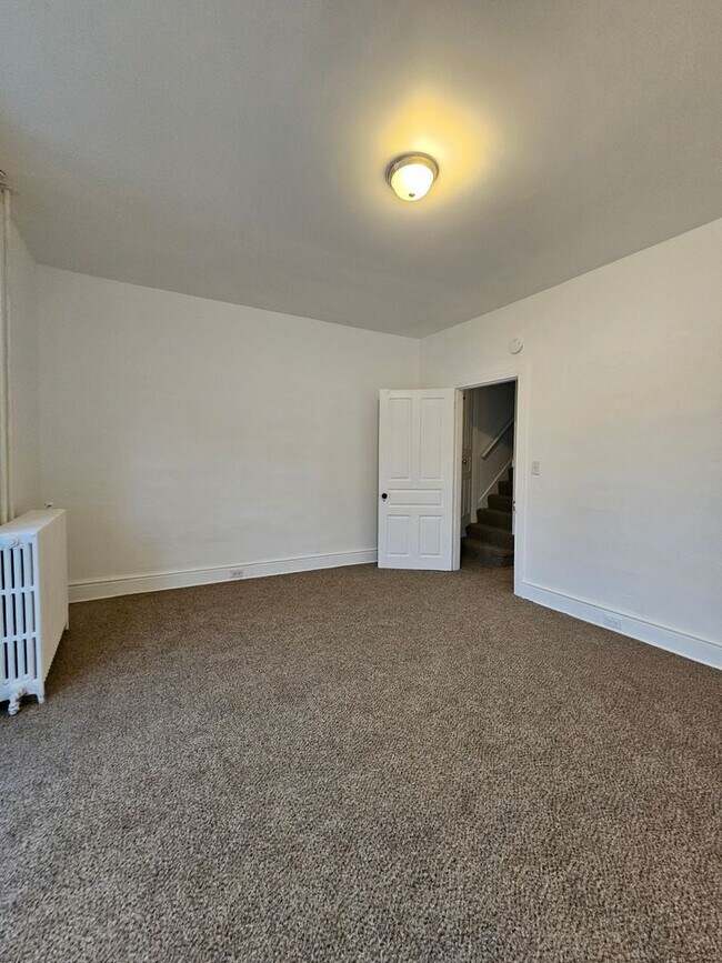 Building Photo - 921 W Poplar St