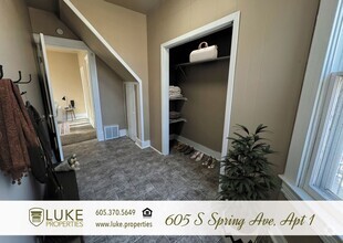 Building Photo - Cozy 1 bedroom apartment in vintage Sioux ...