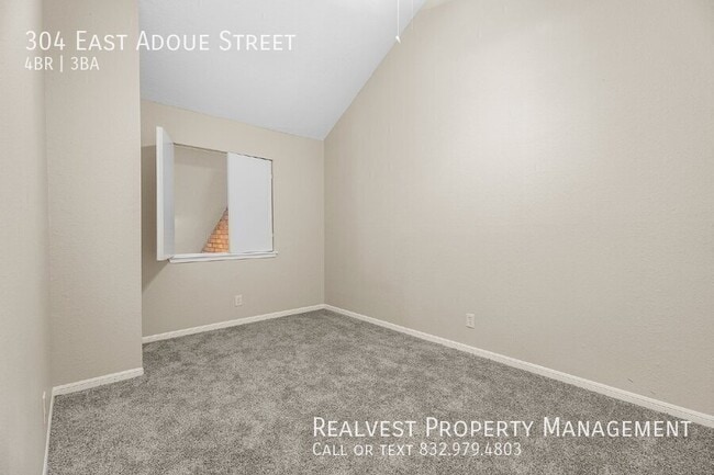 Building Photo - 304 E Adoue St