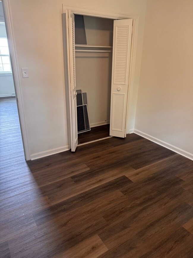 Building Photo - 3 Bedroom || 1.5 Bathroom Townhome