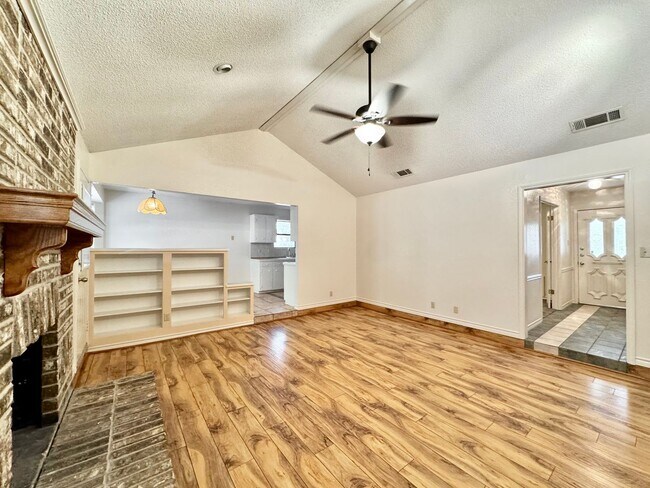 Primary Photo - Pre-Holiday Move-In Special!!! Inviting 3 ...