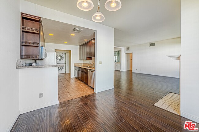 Building Photo - 860 S Lucerne Blvd