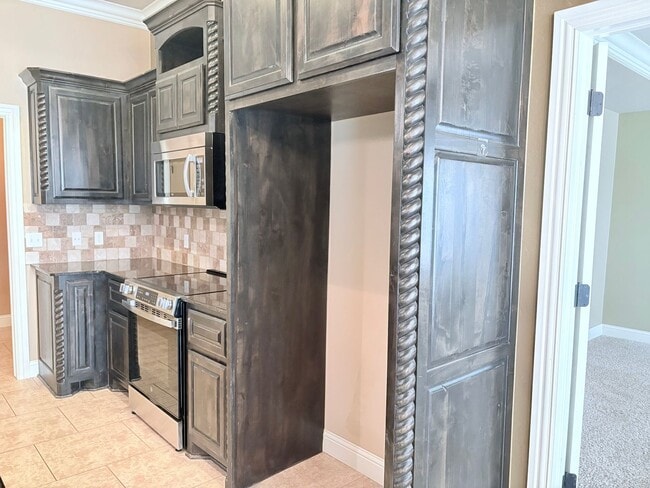 Building Photo - Large four bedroom home in Edmond