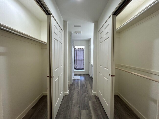 Building Photo - 200 Martingale
