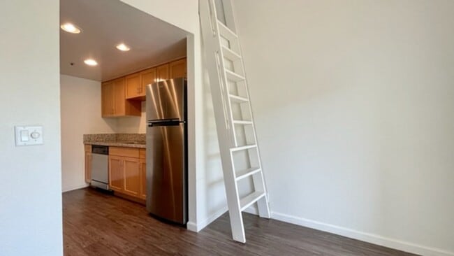 Building Photo - 2 Bedroom + Loft Condo in Parkwood Village