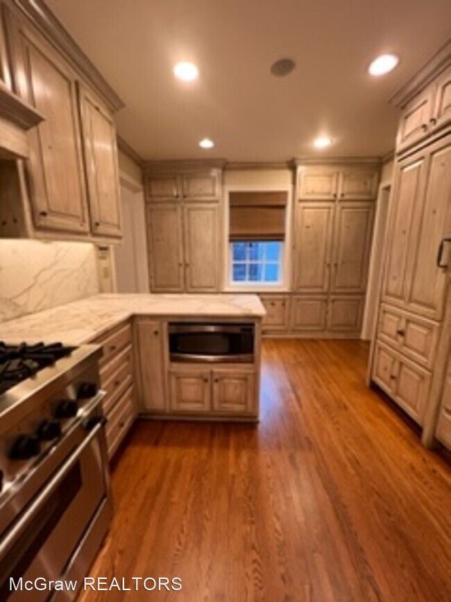 Building Photo - 4 br, 3.5 bath House - 2141 E. 31st Place S.
