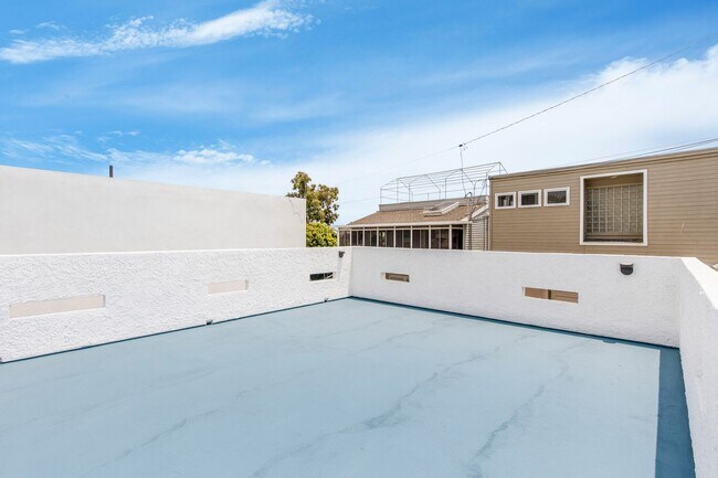 Building Photo - 472 36th St
