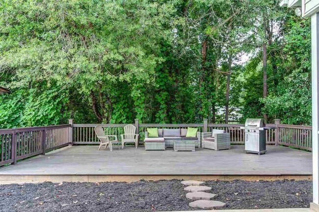 Building Photo - Charming 3 bedroom, 2.5 bath home located in the Lismore Park community.