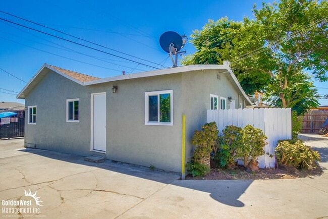 Building Photo - Newly Remodeled 4Bdm 2Ba Home Located in t...