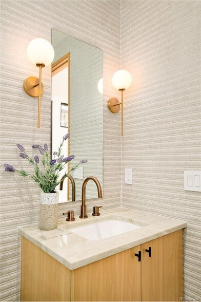 Building Photo - 332 Steele St