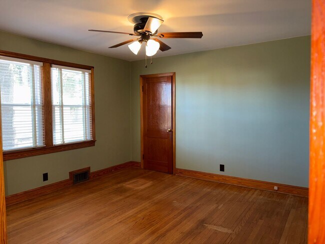Building Photo - 3 Bedroom, 1.5 Bathroom House in Winston-S...