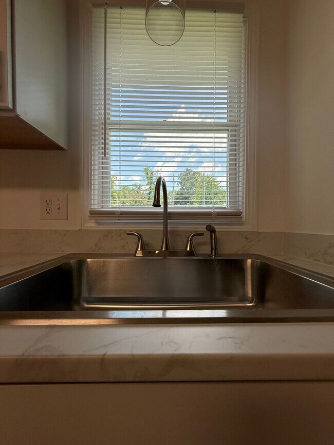Building Photo - Space, Style & Location—All Under One Roof—For $1250 a Month