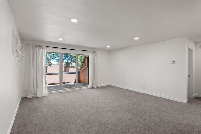 Building Photo - Desirable Updates Lake Oswego Condo 1Bed/1Bath - Mt Park