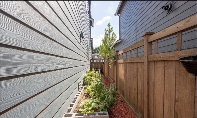 Building Photo - Large 4 bedroom home-Pet friendly!