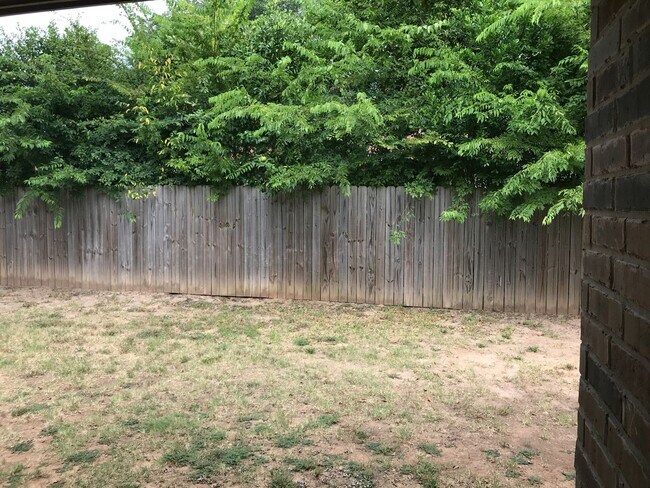 Building Photo - 516 S Baxter Ave