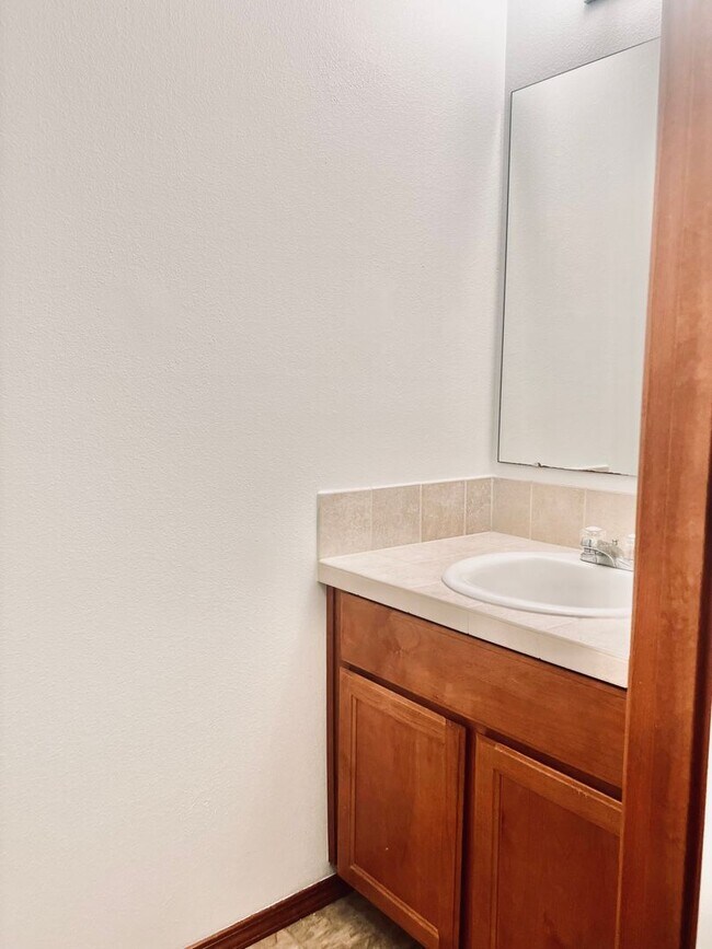 Building Photo - Enormous 4 Bed 2.5Bath + Bonus Room Great Lacey Neighborhood