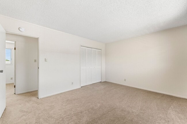 Building Photo - Townhouse with 3 bedrooms / 1.5 bathrooms / 2 assigned parking stalls