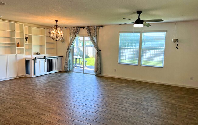 Building Photo - Stylish 4-Bedroom Home with Fenced Yard – ...