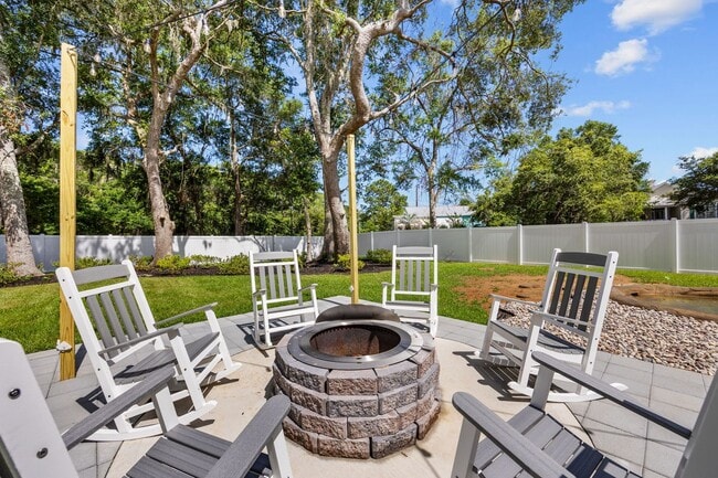 Building Photo - All Inclusive Seasonal Rental in the Beaut...