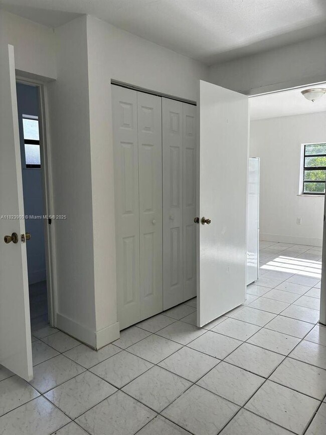 Building Photo - 1660 SW 24th Ave