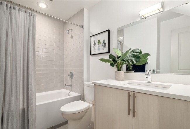Building Photo - Luxury 3-Bed Interbay Townhome