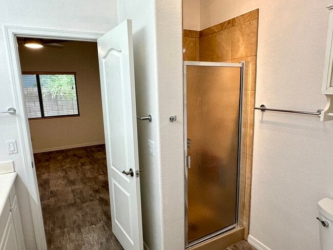 Building Photo - Gorgeous 2 bedroom / 2 bath condo in The E...