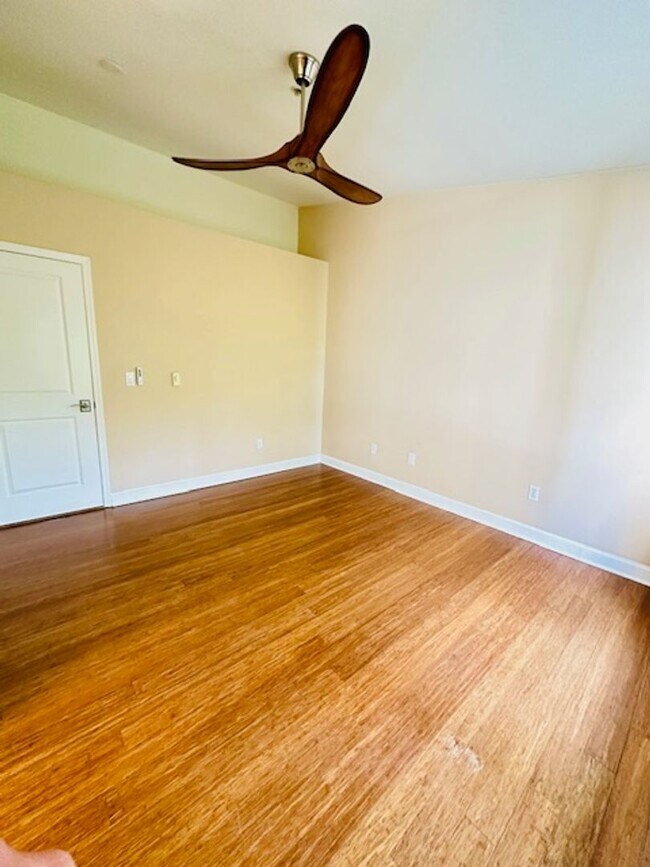 Building Photo - Beautifully Updated 2 Bedroom Condo