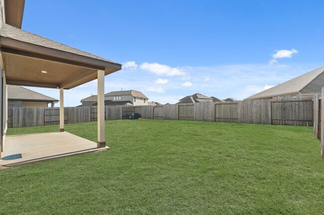 Building Photo - 5026 Lavaridge Dr